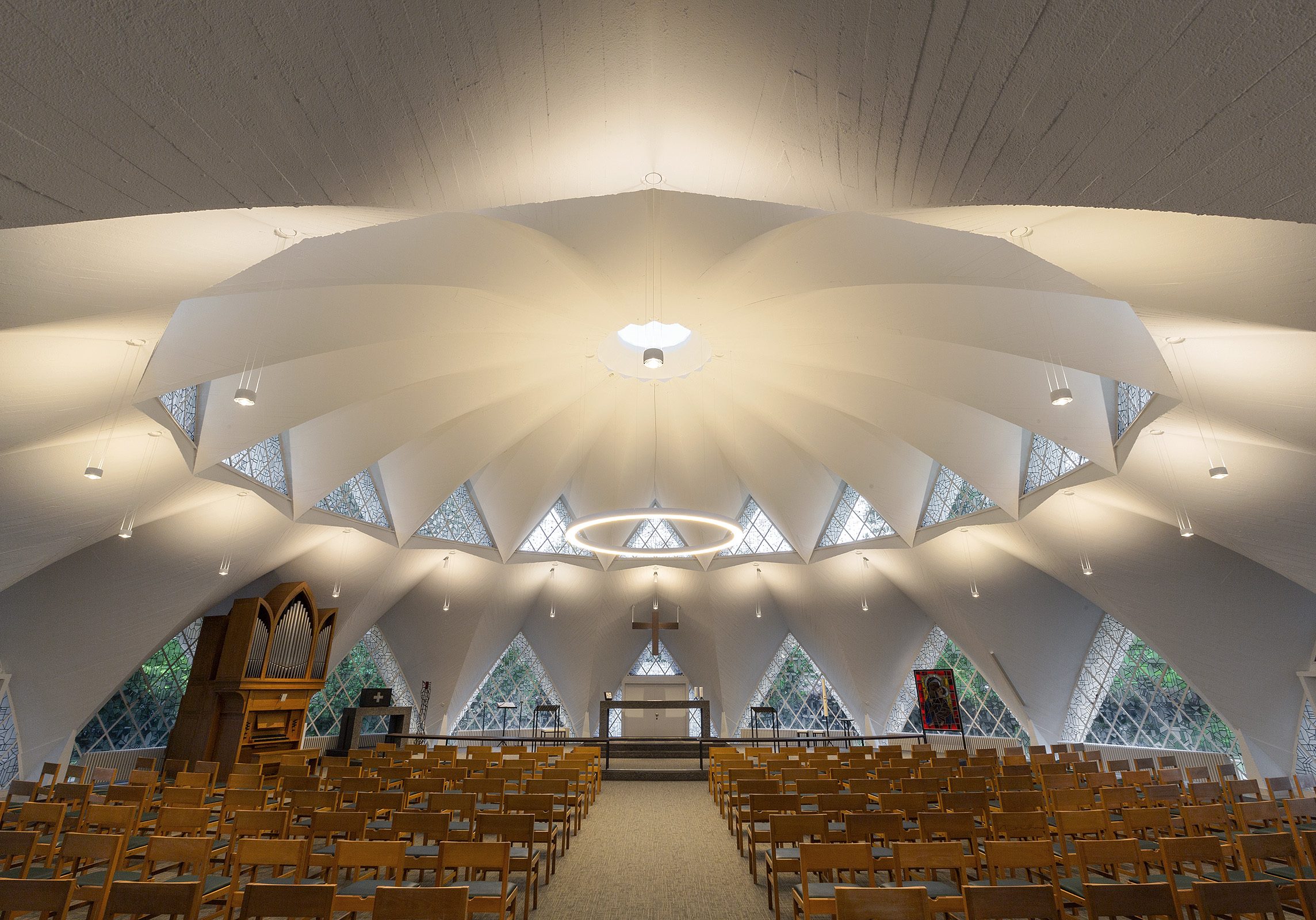 Nuans, www.nuans.be, verlichtingsadvies, conseil en éclairage, Devolder Architecten, Verrijzeniskerk Kortrijk, architectuur, architecture, Occhio, Prolicht, 100% Light