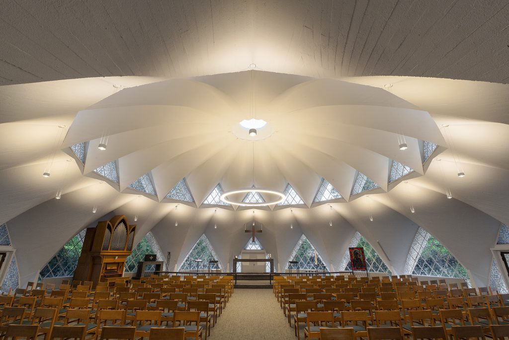 Nuans, www.nuans.be, verlichtingsadvies, conseil en éclairage, Devolder Architecten, Verrijzeniskerk Kortrijk, architectuur, architecture, Occhio, Prolicht, 100% Light